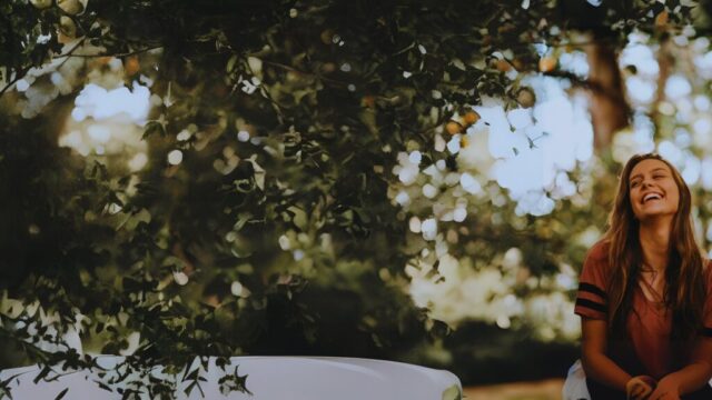 Genç Kadın,KahKaha Atan Kadın